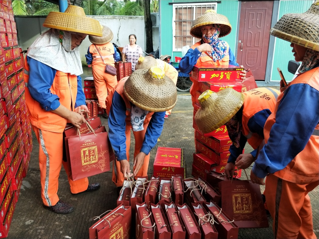 ? ?“中秋佳節(jié)、情暖職工” ? ? ? ? ?-----明佳集團(tuán)黨支部及工會(huì)組織開展中秋慰問活動(dòng)